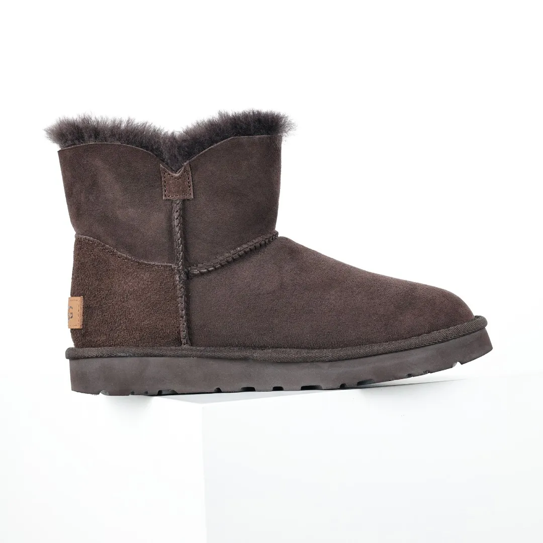 Pick up locally 💰540 The core recommendation is good price UGG basic Bailey twist style Xiaohongshu hot style Henan Longfeng leather production Sheepskin integrated top quality in the market 2-3 cm cashmere insole to keep warm in winter and a very suitable choice for home use UUG has launched a style series in the new year, which is partially geared towards the preferences of young consumers and has also moved to the forefront of fashion trends. Shoe body material Water-repellent coated suede upper 17mm UGGPURE™ implanted wool insole Lightweight non-slip comfortable rubber outsole With brand LOGO Trademark Comes with full packaging Size: 35 36 37 38 39 40